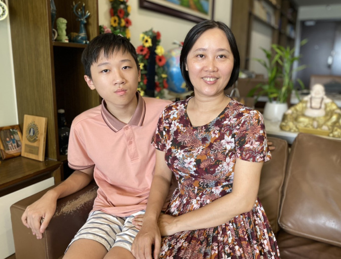 Ngo Quy Duong y su madre compartieron su alegría después de conocer los resultados del examen de ciencias naturales de la escuela secundaria anoche. Foto: Binh Minh