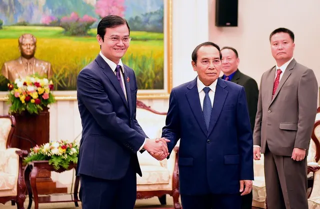 Mang tình cảm tốt đẹp hai đất nước đến với Lào - Ảnh 4.