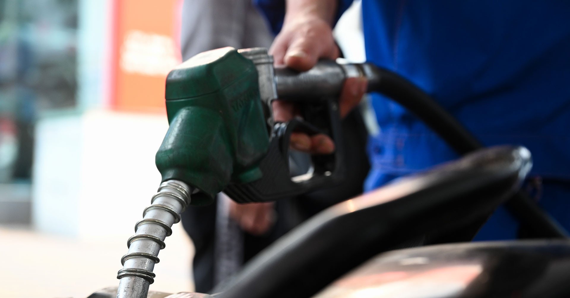 Les prix de l'essence sur le marché intérieur devraient probablement baisser demain pour la troisième fois consécutive.