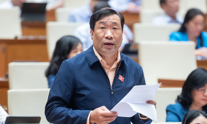 El delegado Thach Phuoc Binh habló en la mañana del 27 de noviembre. Foto: Medios de la Asamblea Nacional