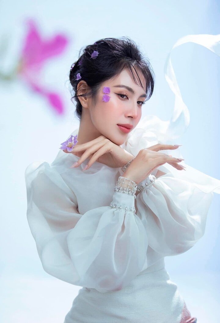 After nearly 20 years in showbiz, Thuy Tien's face now no longer has the old flaws but has become beautiful, sharp, with a high nose bridge and even teeth.