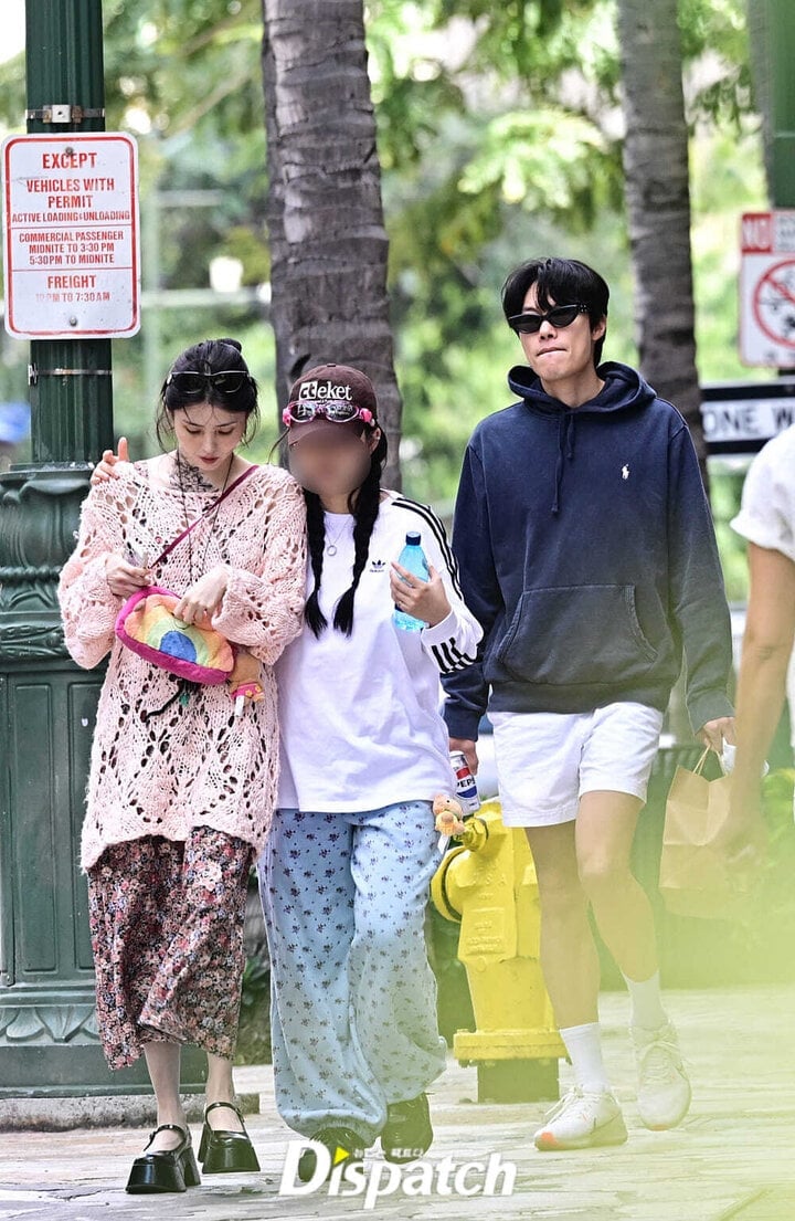 Han So Hee and Ryu Jun Yeol were caught dating in Hawaii on March 16.