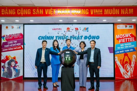 Các đại biểu thực hiện nghi thức phát động Cuộc thi Vô địch tin học văn phòng thế giới và Cuộc thi Vô địch thiết kế đồ họa thế giới năm 2024