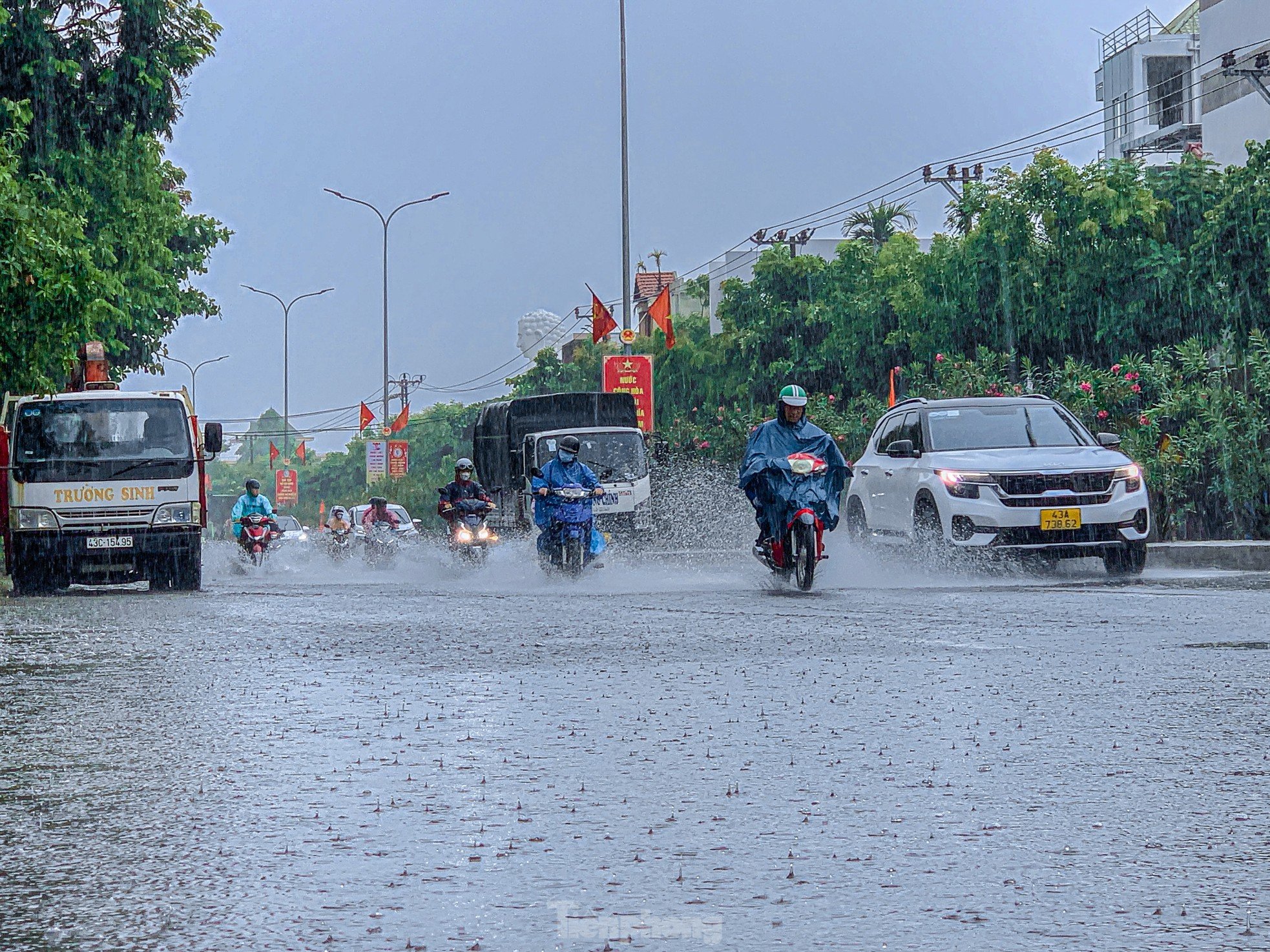 Viele Straßen in Da Nang wurden nach dem goldenen Regen zur Abkühlung überflutet Foto 13