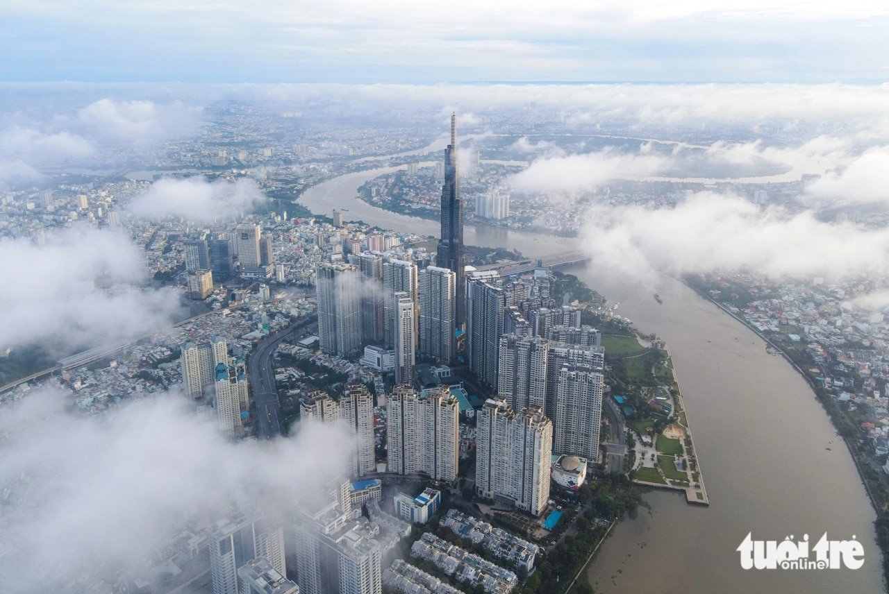 Sông Sài Gòn chảy uốn lượn vào trung tâm TP.HCM, ảnh chụp tòa nhà Landmark 81, cầu Sài Gòn, phường Thảo Điền có lớp mây mỏng lãng đãng