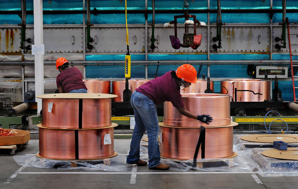 Los precios del cobre caen debido a los altos inventarios.