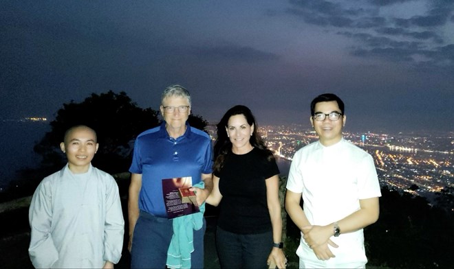 Bill Gates and his girlfriend Paula Hurd enjoying tea on top of Ban Co Mountain, Da Nang with artist Hoang Anh Suong (right) and a nun. Photo: Hoang Anh Suong