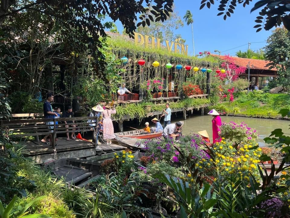 La zona de ecoturismo de Phi Yen cuenta con un espacio aireado, con exuberantes jardines verdes y llenos de frutas, que aún conservan la belleza rústica del antiguo jardín.