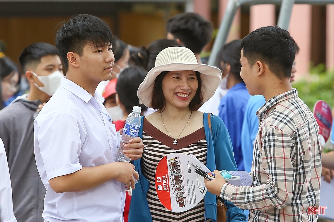 Acompañando a los estudiantes de Ha Tinh