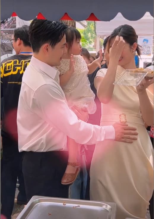 Ông Cao Thắng quan tâm vợ. Ảnh: Cắt từ clip
