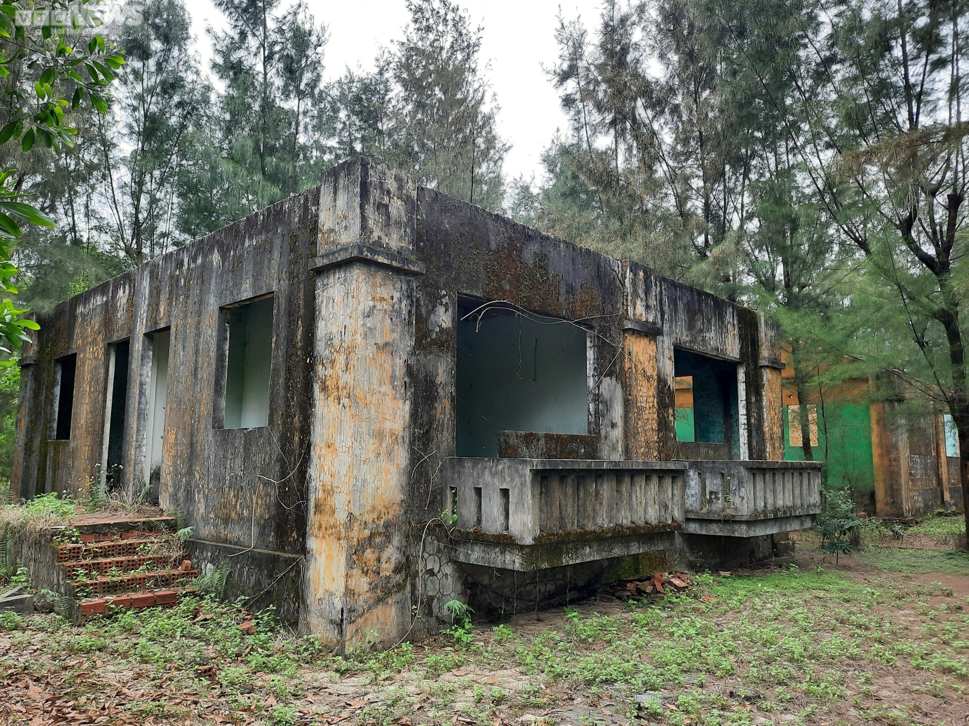 Complejo turístico desolado valorado en más de 342 mil millones de VND abandonado en medio del bosque de pinos costero de Quang Tri - 11