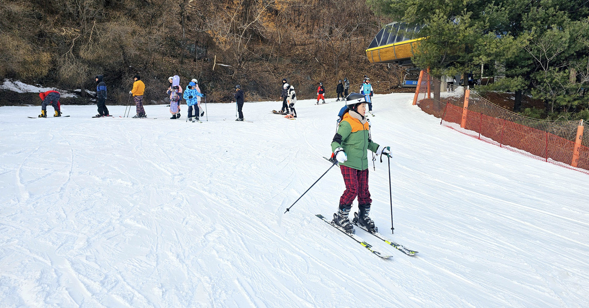 韓国の白い雪の谷の真ん中にあるスキー愛好家の遊び場に魅了されました