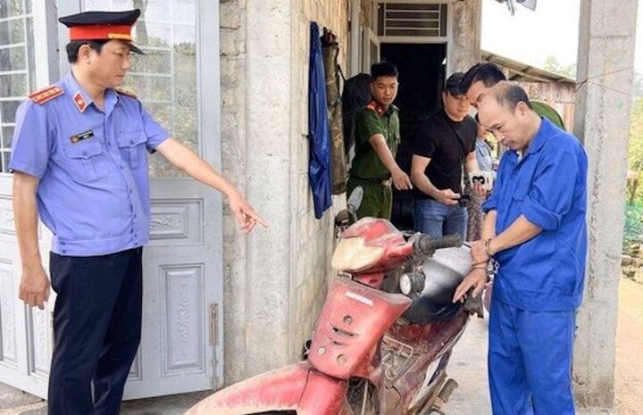 男が恋人を殺害し、強盗する場面を再現する - 2