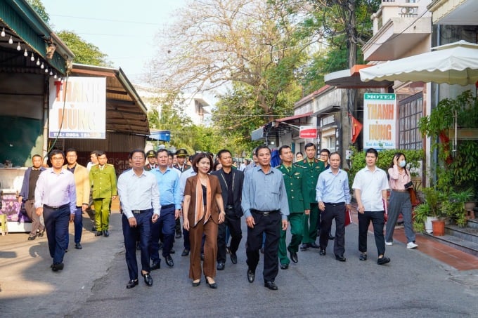 ハイフォン市人民委員会委員長がドーソン地区の土地資産管理を視察した。写真：ダム・タン