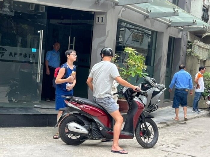 Die Studenten gehen in ein Zentrum in Hanoi, um für Prüfungen zu üben. (Foto: Ha Linh)