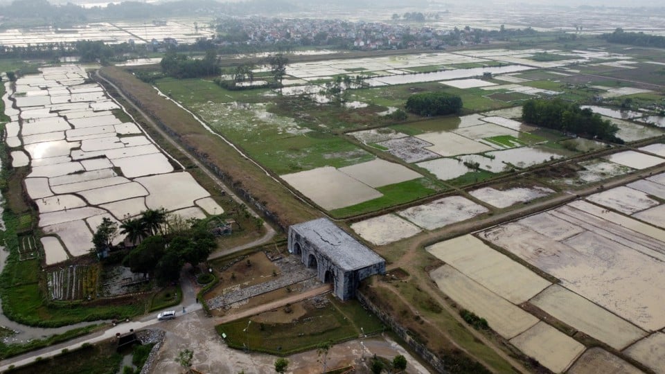 กำแพงเมืองทั้งหมดและประตูหลักทั้งสี่แห่งสร้างขึ้นจากแผ่นหินปูนสีเขียวแกะสลักอย่างพิถีพิถันเป็นรูปสี่เหลี่ยมและวางซ้อนกันแน่นโดยไม่ต้องใช้กาว