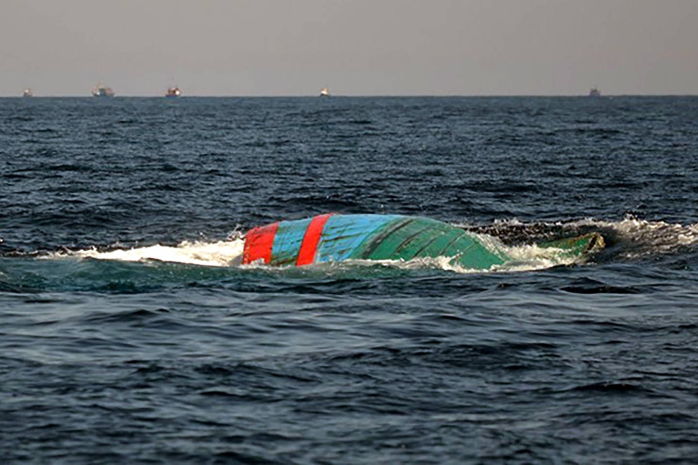 2 fishing boats sank in Khanh Hoa waters, only 8 fishermen were rescued