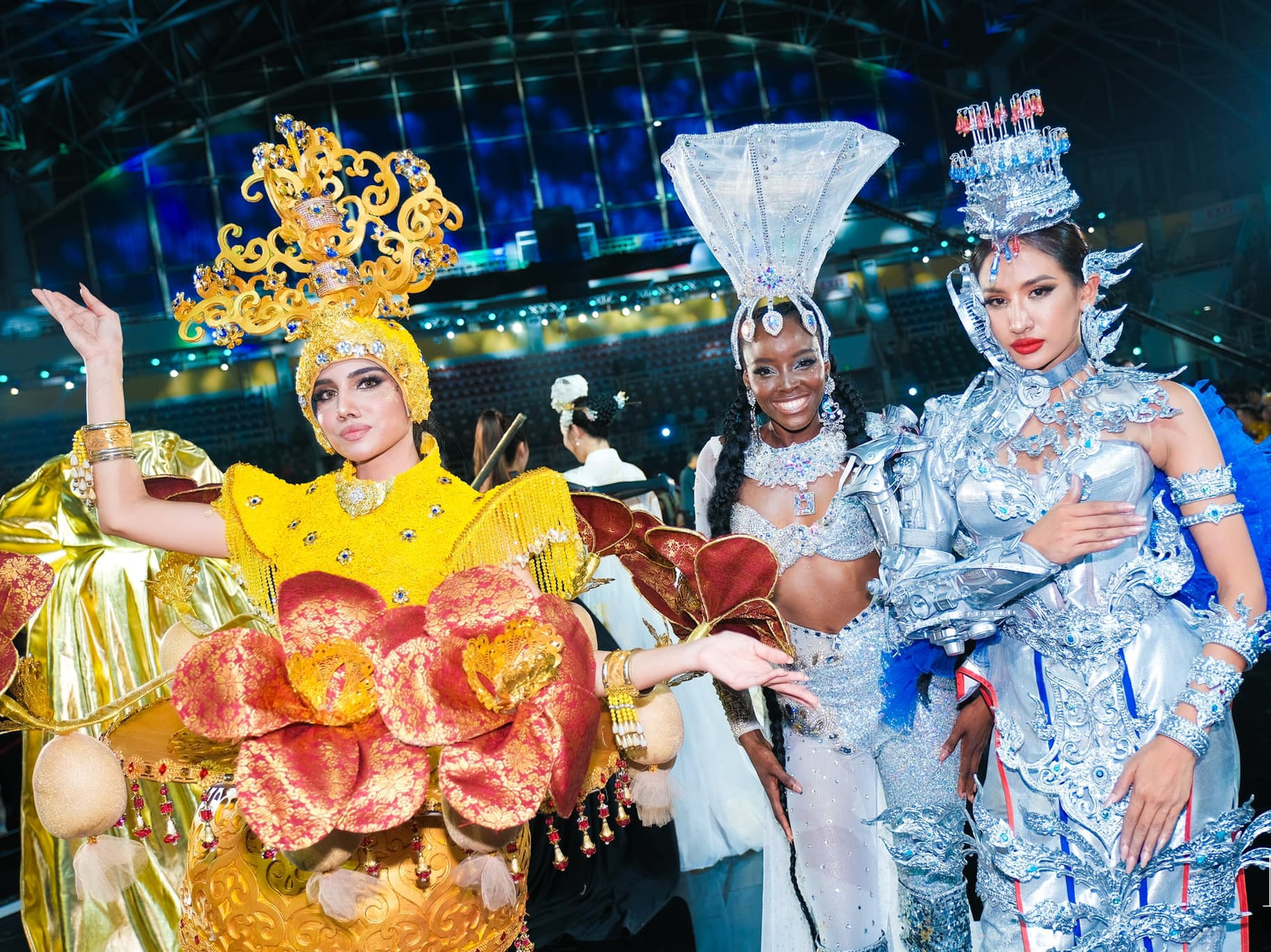 Phần thi trang phục dân tộc Miss Grand International 2023: Lê Hoàng Phương, mỹ nhân Thái Lan nổi bật nhất? - Ảnh 7.