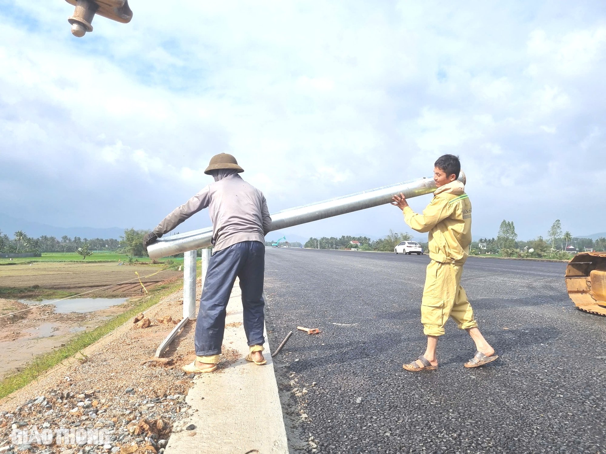 Lắp hộ lan trên cao tốc Hoài Nhơn - Quy Nhơn- Ảnh 4.