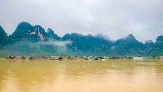 mưa lớn, hàng trăm nhà dân ngập sâu trong nước lũ