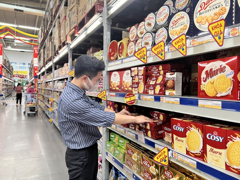 Strongly developing the domestic market as a pillar for the economy