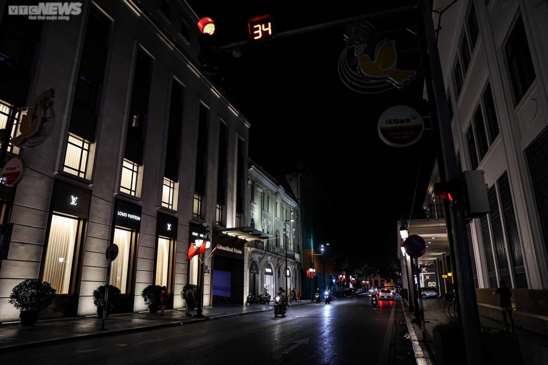 Power cut, Hanoi streets plunged into darkness - 9