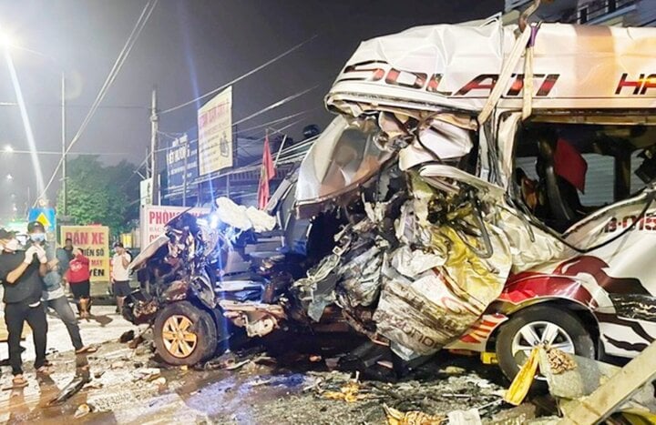 La escena del accidente que mató a 5 personas.