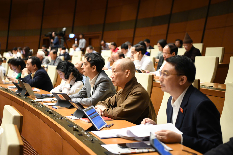 Delegierte der Delegation der Nationalversammlung von Hanoi nahmen am Morgen des 28. Oktober an dem Treffen teil - Foto: Nhu Y