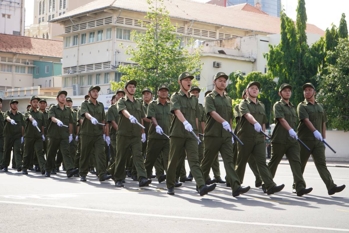 Les forces de sécurité défilent lors du défilé de la base à Ho Chi Minh-Ville. Photo : Minh Quan