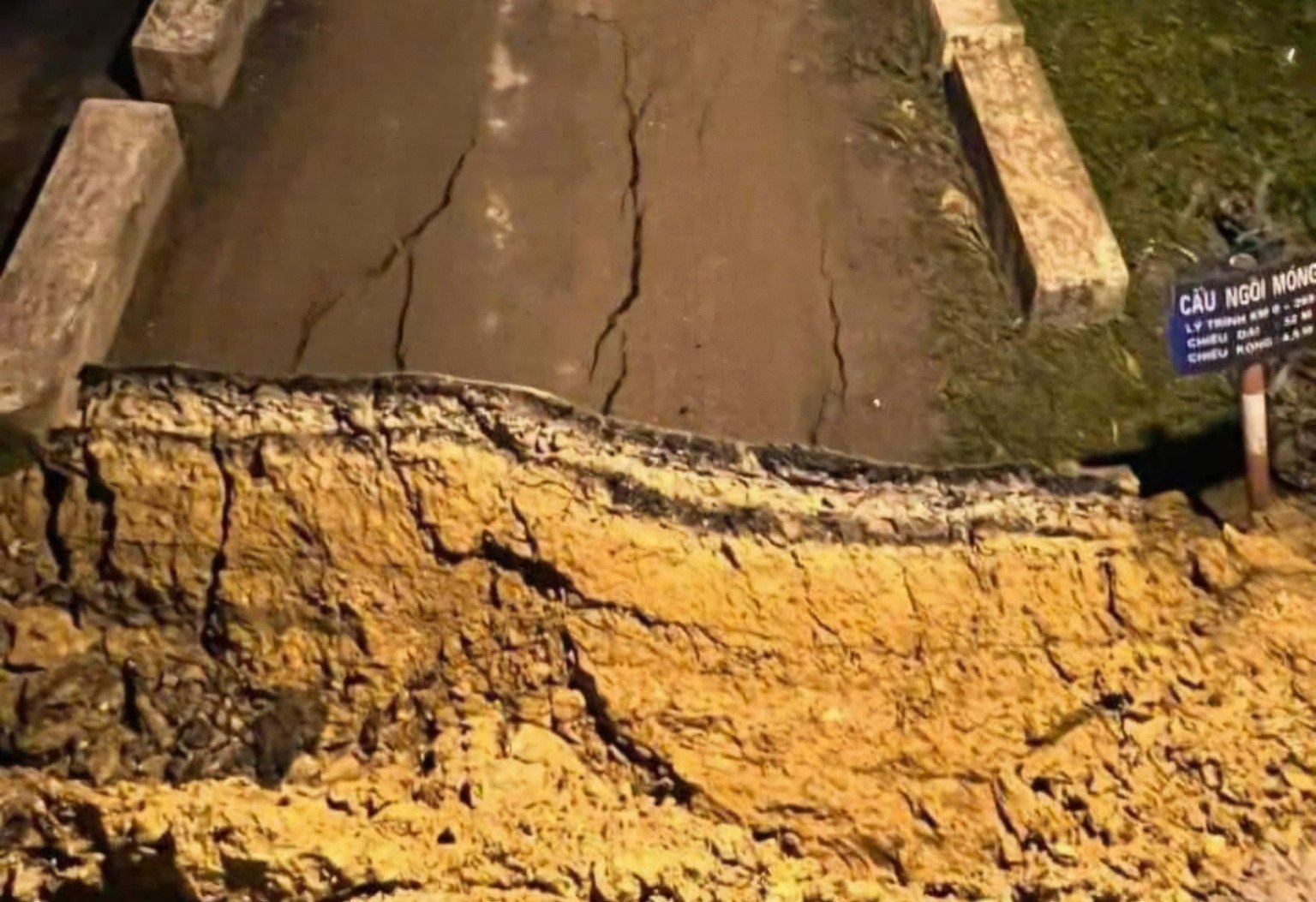 Ngoi Mong bridge collapsed in Hoa Binh city