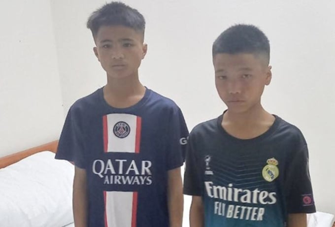 The two brothers Chu (left) and Hinh (right) were taken to the headquarters by Mai Chau district police for care after being discovered by local residents on the evening of April 18. Photo: Mai Chau district police