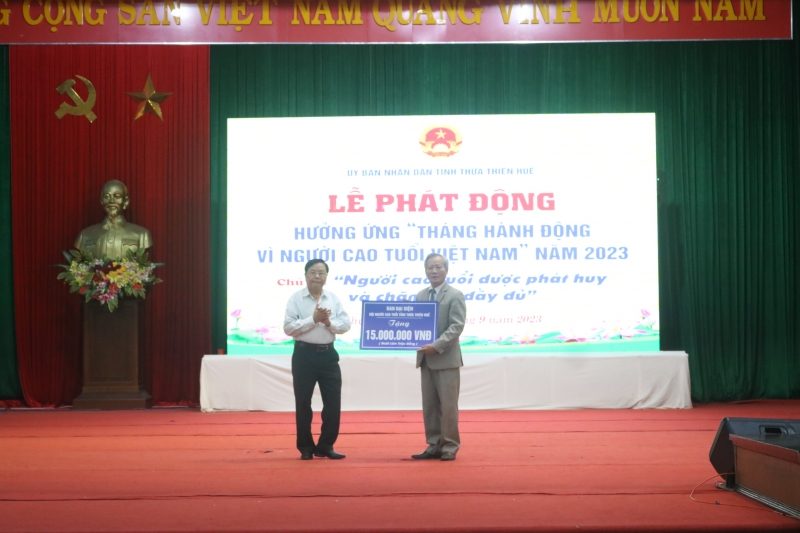 Le Conseil représentatif de l'Association des personnes âgées de la province de Thua Thien Hue a fait don de 15 millions de VND au Conseil représentatif de l'Association des personnes âgées du district de Phu Loc.