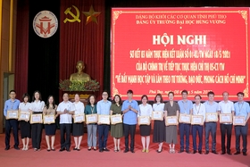 Hung Vuong University: Rewarding 19 typical examples of studying and following Ho Chi Minh's ideology, morality and style