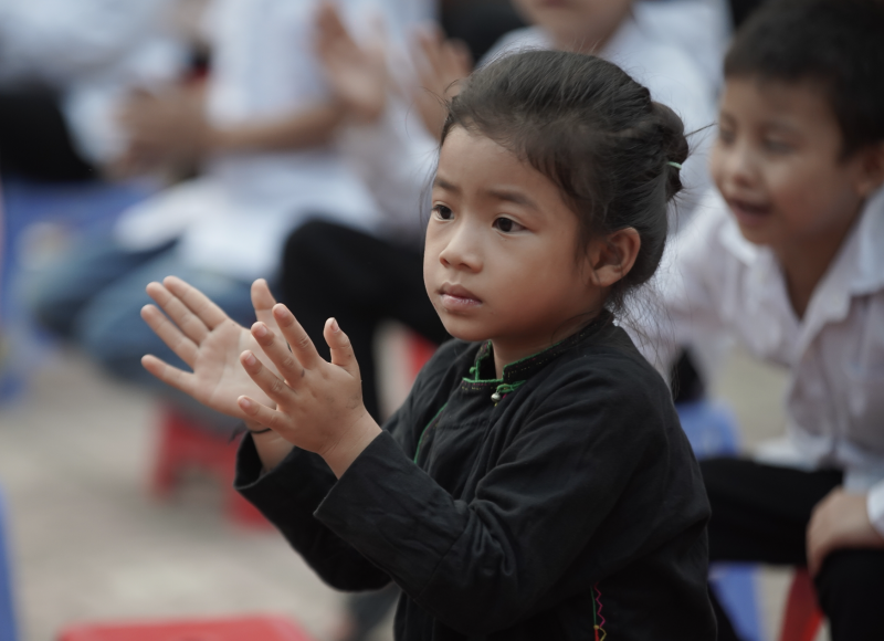 Những ánh mắt ngây thơ, cố gắng chống chọi với mùa đông của các em thật sự khiến chúng ta phải lặng mình suy ngẫm.