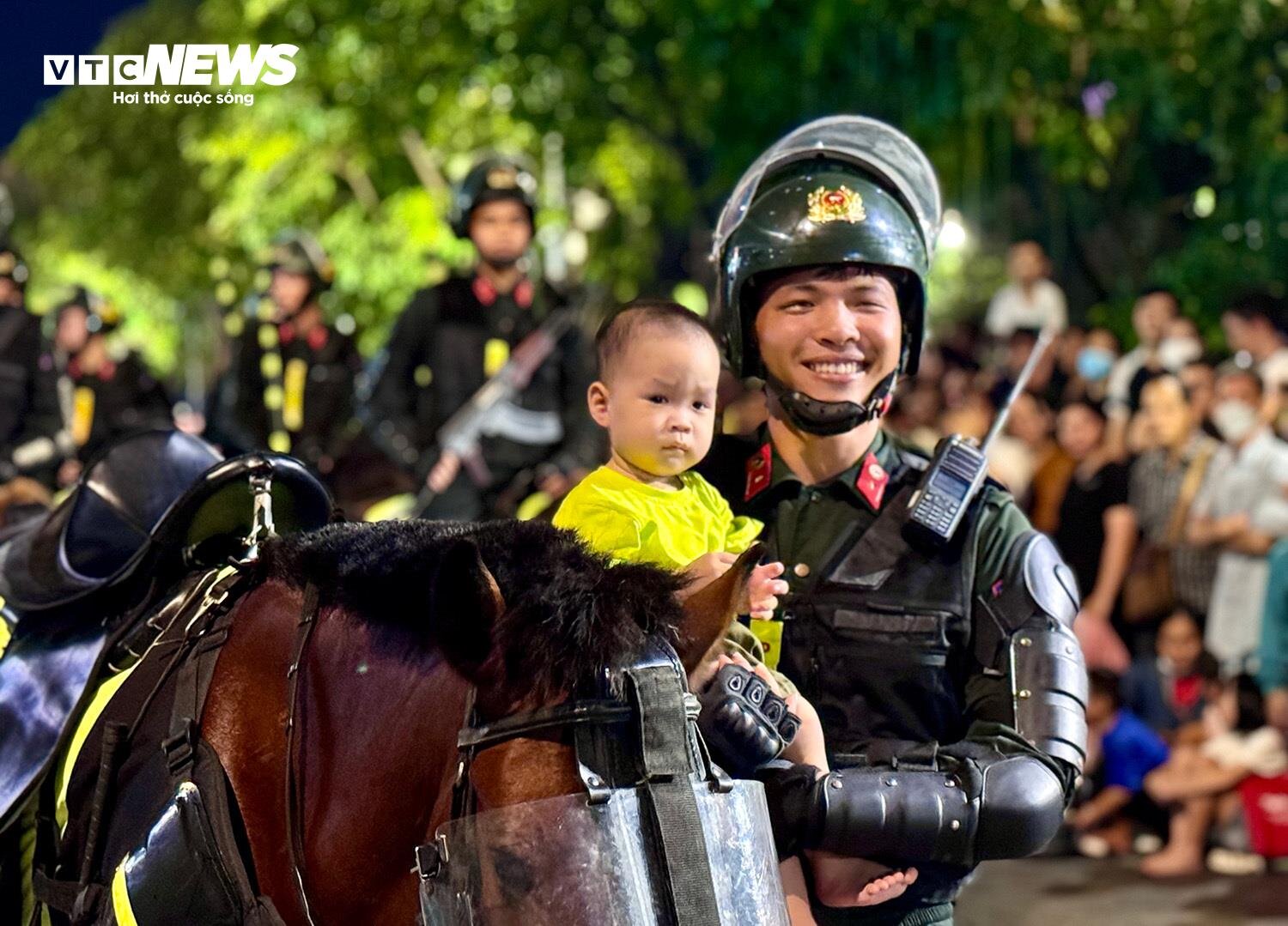 Défilé de la police mobile de cavalerie dans la rue piétonne Nguyen Hue - 6