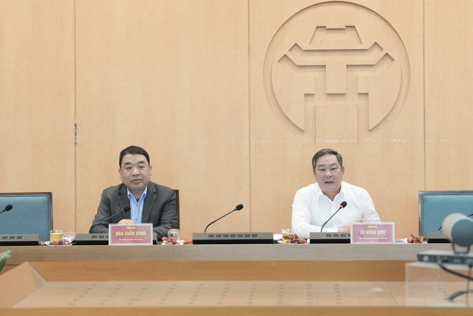 El vicepresidente permanente del Comité Popular de la Ciudad, Le Hong Son, y el jefe adjunto del Departamento de Propaganda del Comité del Partido de la Ciudad, Dao Xuan Dung, asistieron a la conferencia.