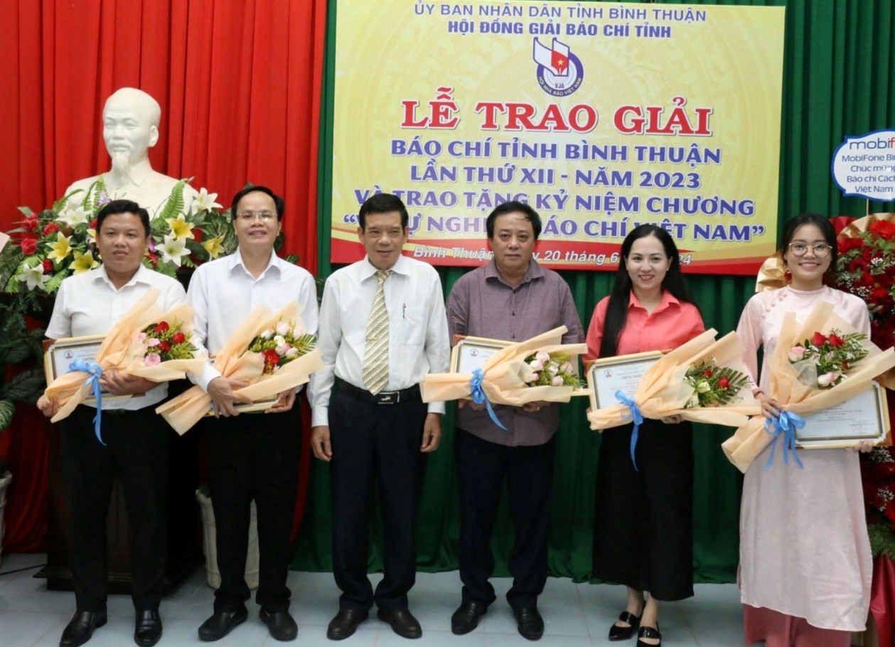 16 trabajos destacados fueron premiados en la 12ª Ceremonia de Premios del Periódico Provincial Binh Thuan, foto 1