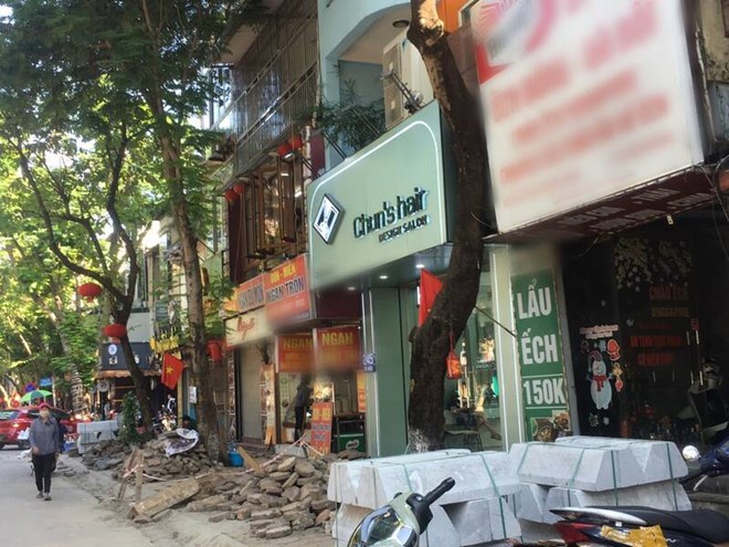 Bürgersteige wurden aufgerissen, um die Fliesen zu ersetzen, viele Geschäfte in Hanoi nahmen den Verlust von Kunden in Kauf. Foto von : Le Tam