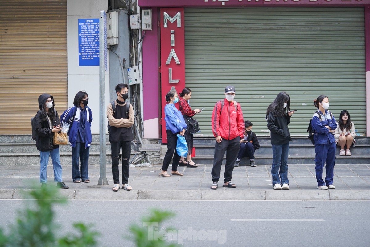 Người Hà Nội chật vật 'vượt' ùn tắc, gió lạnh đến công sở ảnh 11