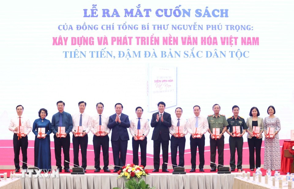 M. Luong Cuong - membre du Politburo, membre permanent du Secrétariat et M. Nguyen Trong Nghia - membre du Politburo, secrétaire du Comité central du Parti, chef du Département central de la propagande ont présenté des livres aux représentants des comités du Parti.