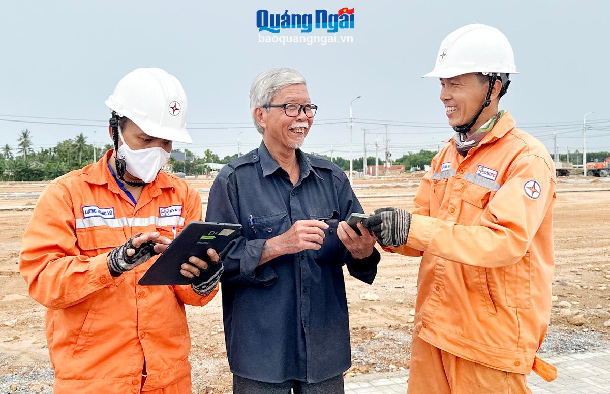 Le personnel de Tu Nghia Electricity Company (Quang Ngai Electricity Company) s'est rendu dans la zone de réinstallation de Dong Ba Thoi, commune de Nghia Ky, pour terminer les procédures et installer des compteurs d'électricité pour le ménage de M. Le Van Quang.