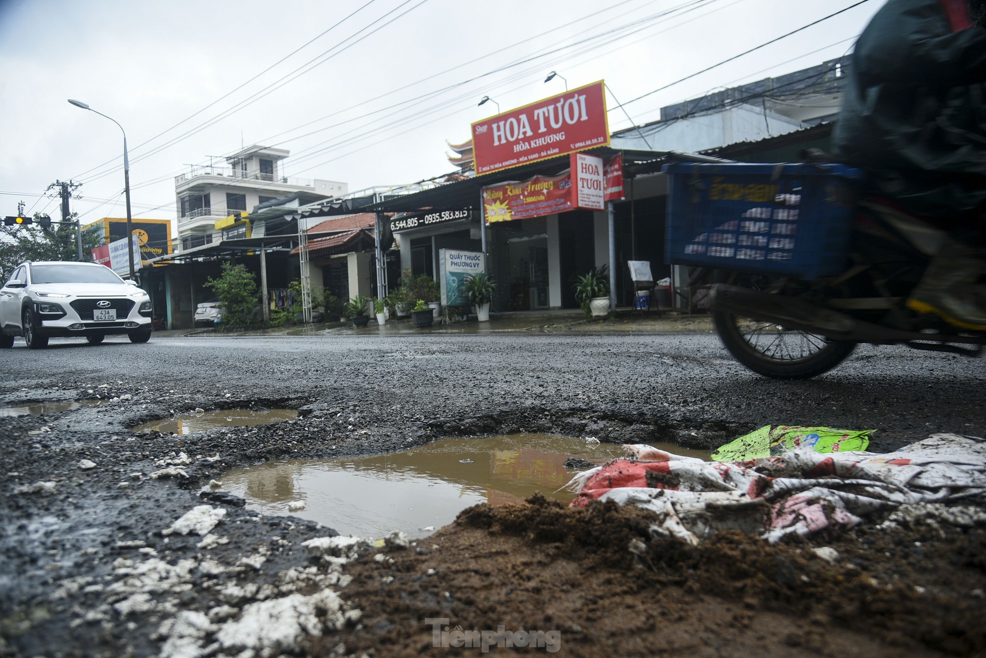 ダナンの国道14Bの路面は荒れ果て、穴だらけ、写真10