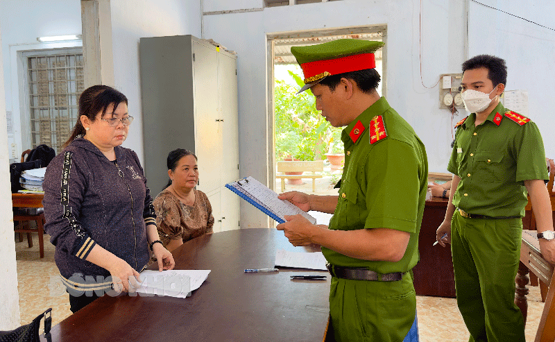 Nguyễn Thị Bích Ly (đứng) tại cơ quan Công an.