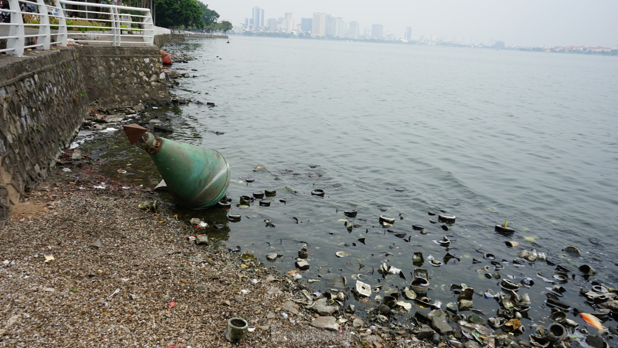 Grave contaminación, muchos lagos de Hanoi 'piden ayuda' (foto 7)