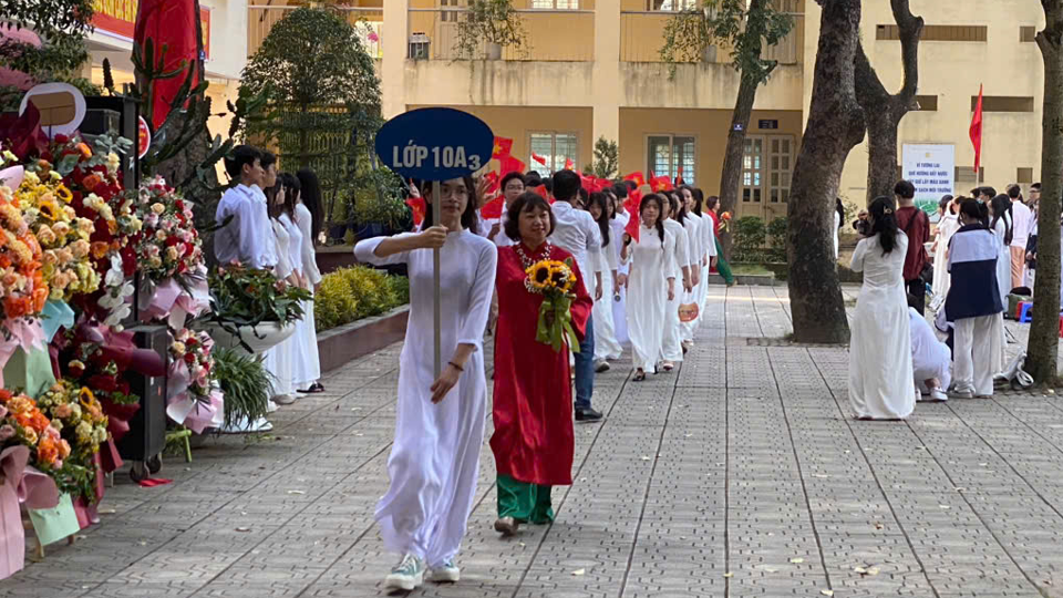 Estudiantes de 10mo grado de la clase 75 de la escuela secundaria Nguyen Gia Thieu en el día de apertura del nuevo año escolar 2024-2025.