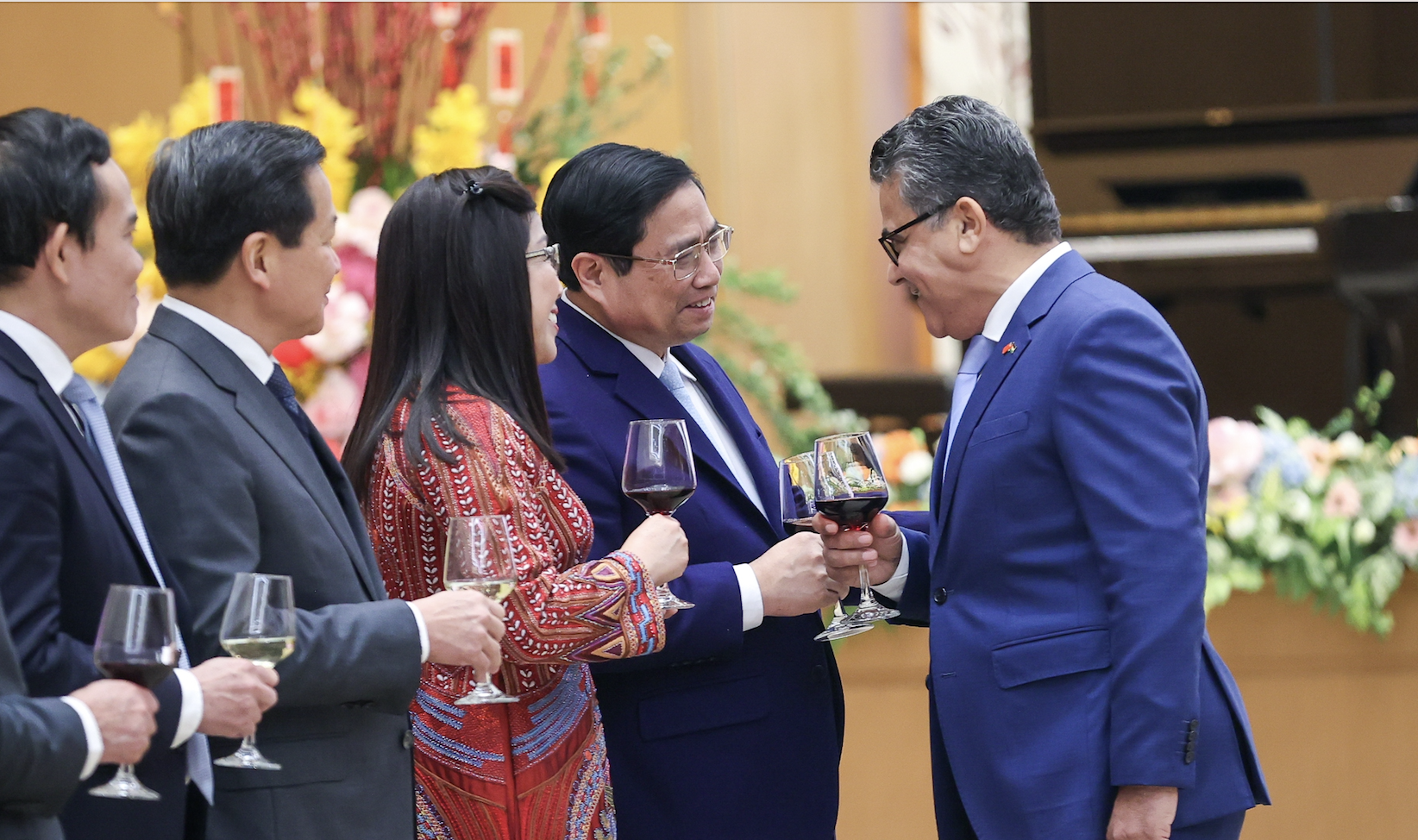 El primer ministro Pham Minh Chinh recibió a la delegación diplomática