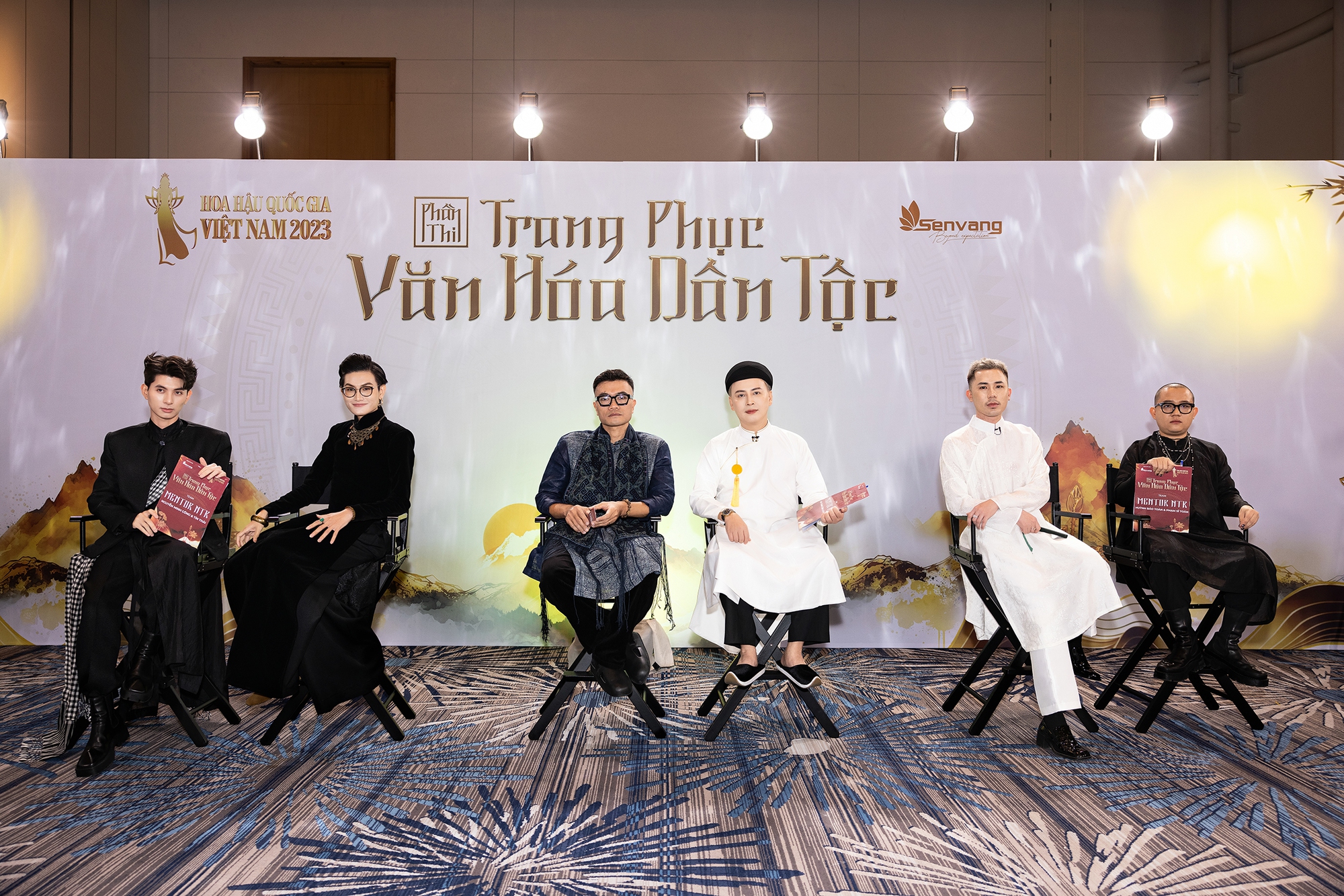 Thiết kế Đông Cuông Đệ Nhị và Gánh hát bội được tranh giành tại Trang phục Văn hóa Dân tộc - Ảnh 6.