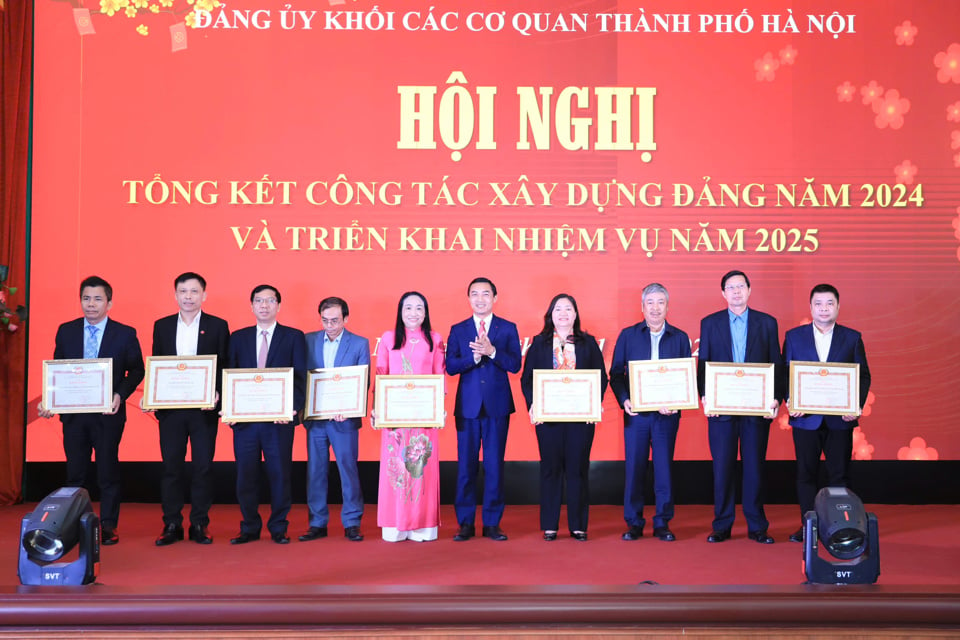 Bí thư Đảng ủy Khối các cơ quan TP Hà Nội Doãn Trung Tuấn trao Bằng khen của Ban Thường vụ Thành ủy tặng các tập thể có thành tích xuất sắc trong công tác xây dựng Đảng và thực hiện nhiệm vụ chính trị năm 2024 (trong đó có Đảng bộ Báo Kinh tế & Đô thị) 