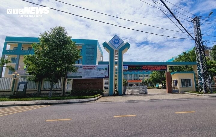 Después de recibir uno de los seis meses de salario adeudados por la Facultad de Medicina de Quang Nam, el personal y los profesores de la escuela decidieron volver a trabajar.