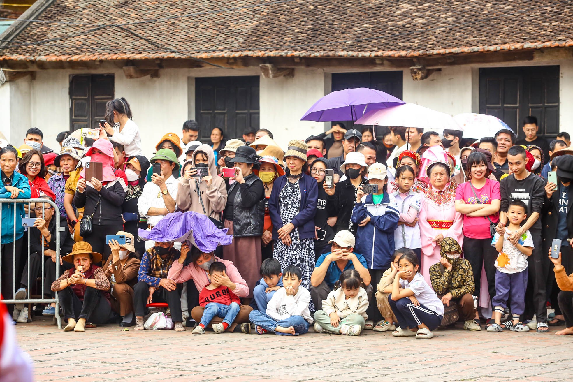 Xem nam nhân thi nhau trổ tài để kén rể tại lễ hội ở Hà Nội ảnh 2